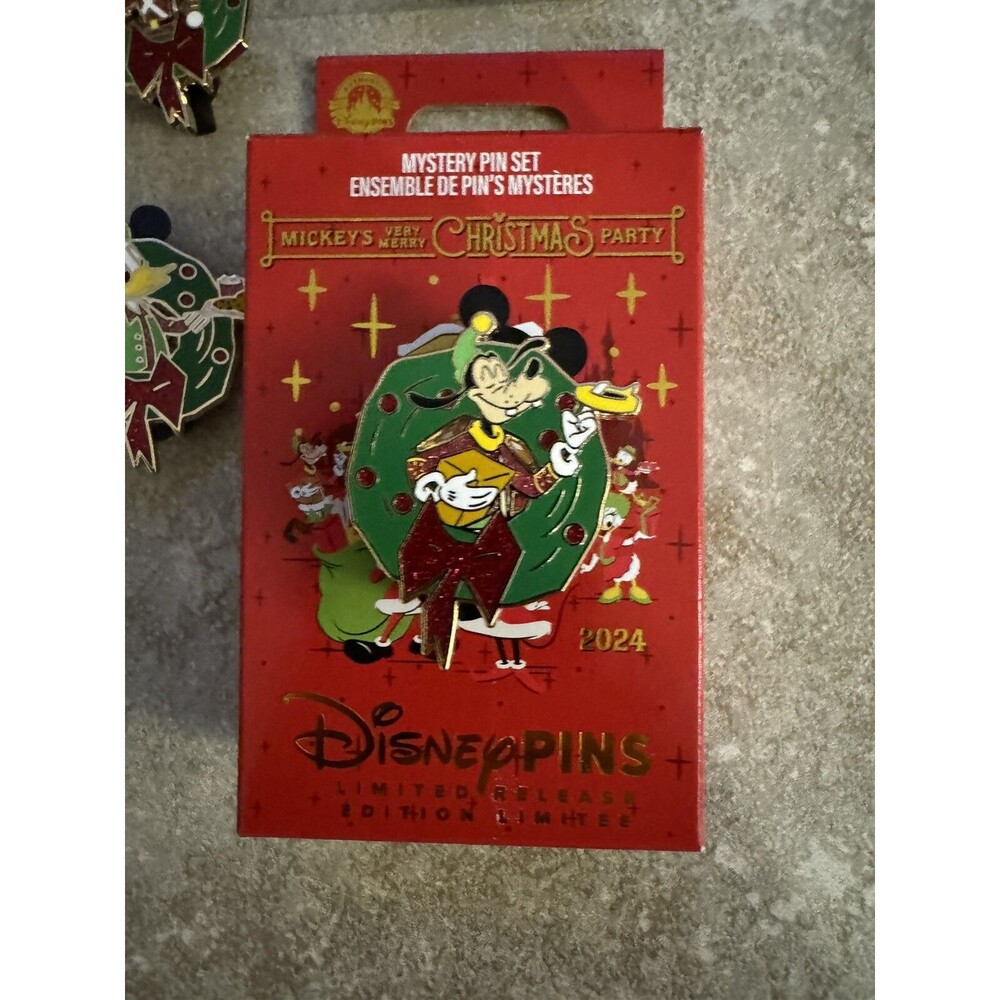Disney 2024 Mickeys Very Merry Christmas Party Goofy Mystery Wreath Pin LR Box